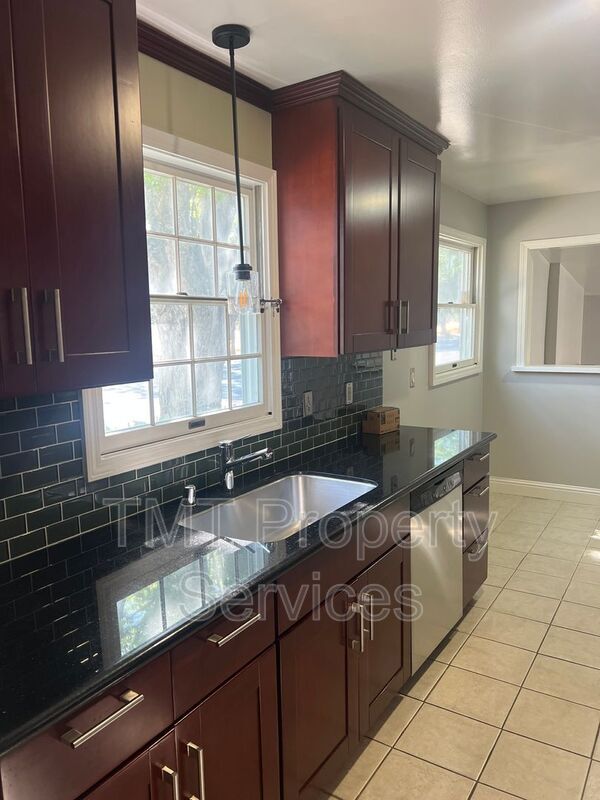 Building Photo - 5536 D St