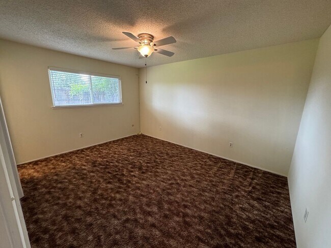 Building Photo - 566 Meadow Ln