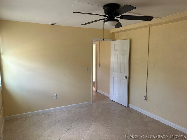 Building Photo - 371 Banyan Ave
