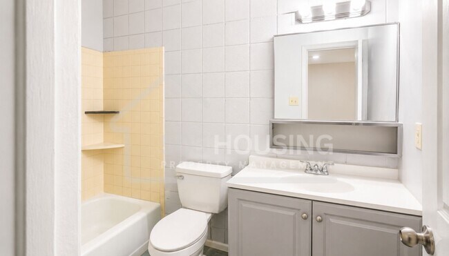 Building Photo - Large Move-In Ready Studio Apartment Near Kirtland AFB