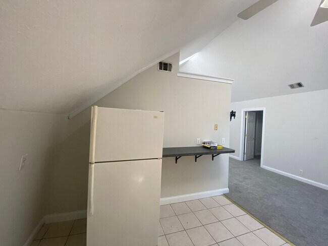Building Photo - 1708