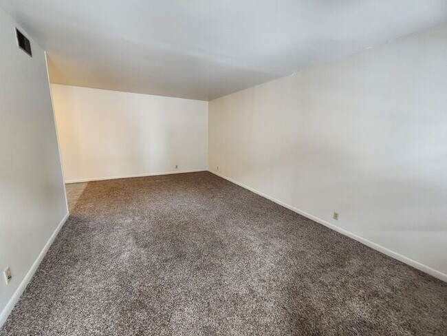 Building Photo - 1 Bedroom Court Yard Level Apartment