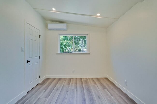 Building Photo - Charming updated 3 bedroom, 1 bathroom hom...