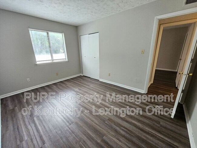 Building Photo - 3772 Camelot Dr