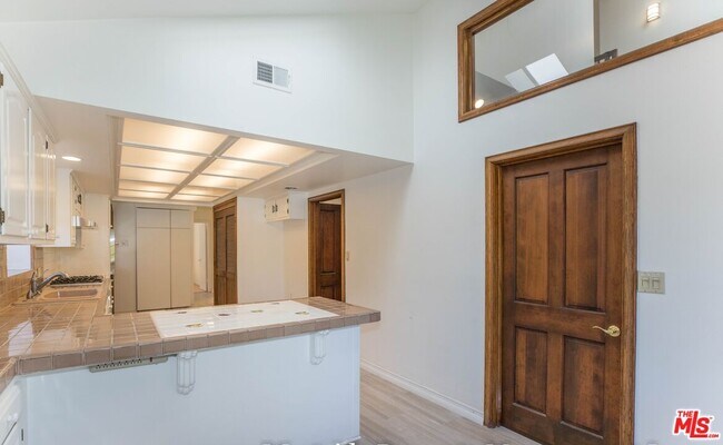 Building Photo - 12694 Montana Ave