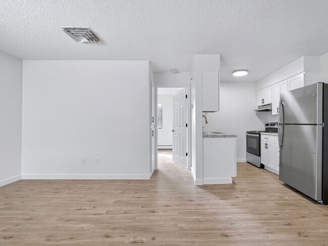 Building Photo - Remodeled 1 Bedroom, 1 Bathroom Apartment- Close to shopping!