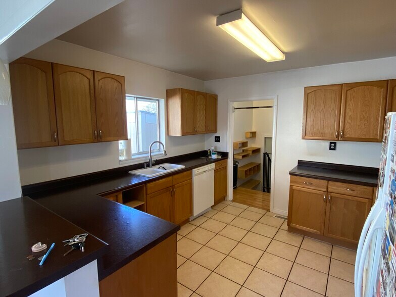 Building Photo - 160 E Leslie Ave