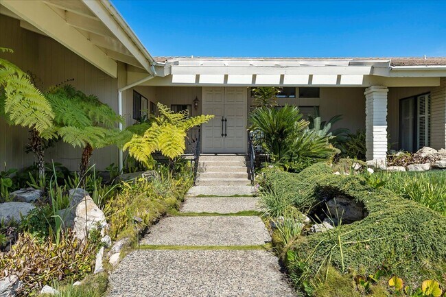front entry - 9 Club View Ln