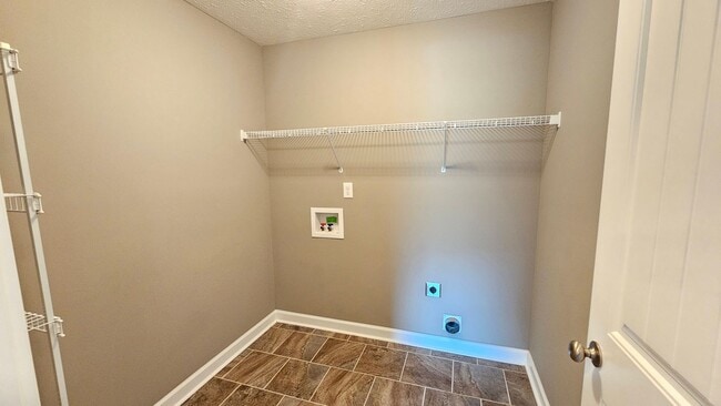 Building Photo - 6 Month Lease! Close to Exit 8 I-24! IMMACULATE!! 4 bed/2.5 Bath, 3 car garage/fenced in backyard...