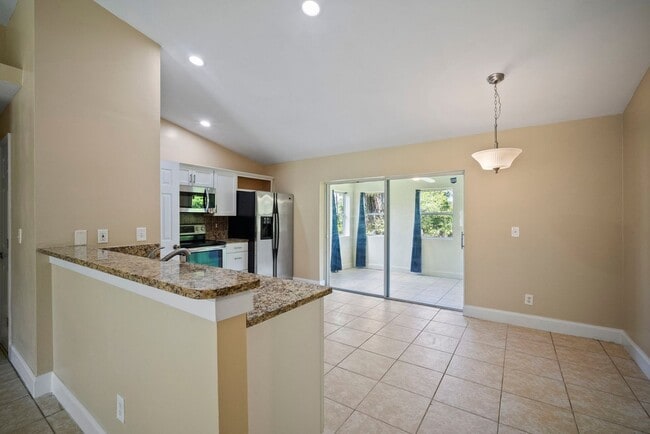 Building Photo - Beautiful 3 bedrooms+ DEN 2 bathrooms sing...