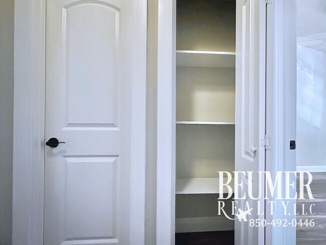 Building Photo - 2br 1.5 ba End Unit Townhome for Rent