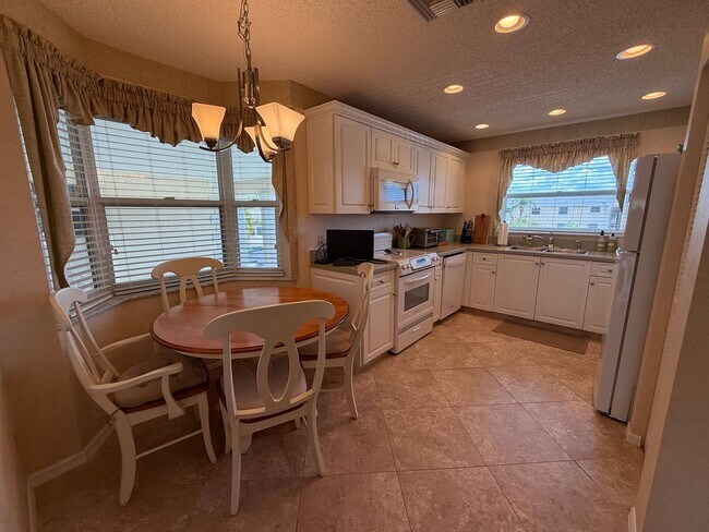 Building Photo - 675 W Lake Jasmine Cir