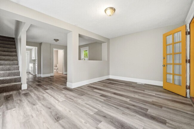 Building Photo - Newly Renovated 2 Bedroom Single Family Home