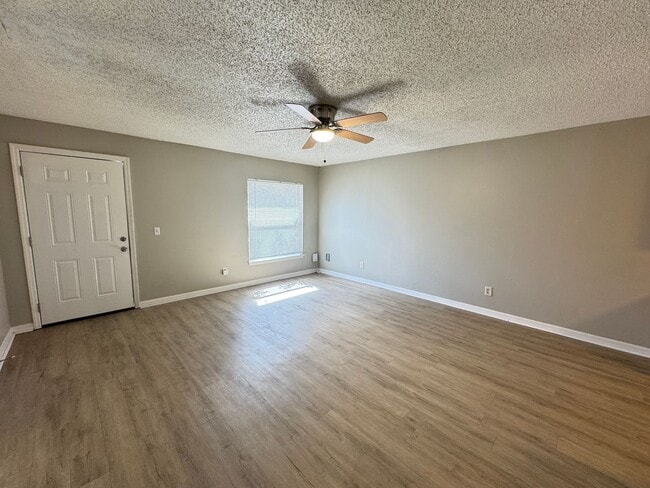 Building Photo - Beautiful 3/2 Duplex in St. Cloud