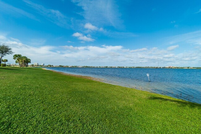 Building Photo - TWO BEDROOM TWO BATHROOM!! FULL LAKE VIEW!