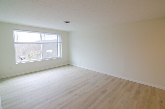 Building Photo - Newly Renovated 2 Bedroom Apartment