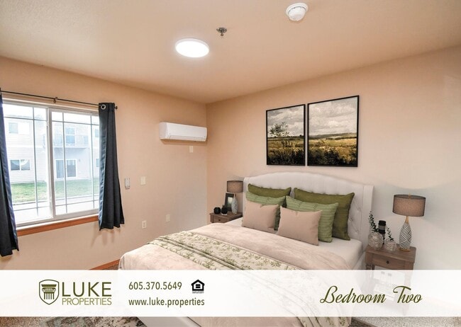 Building Photo - 138 N Sycamore Ave