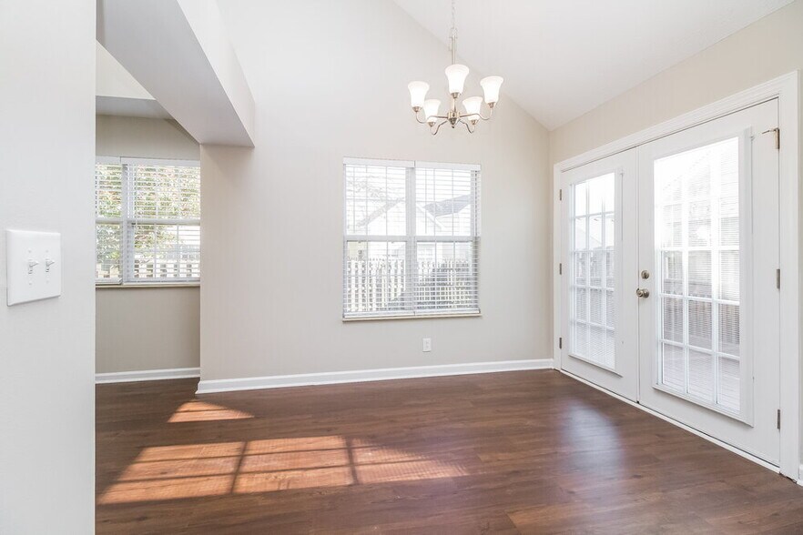 Building Photo - 909 Bexhill Ct S