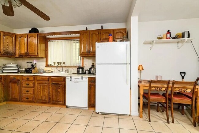 Building Photo - 465 Windsor St