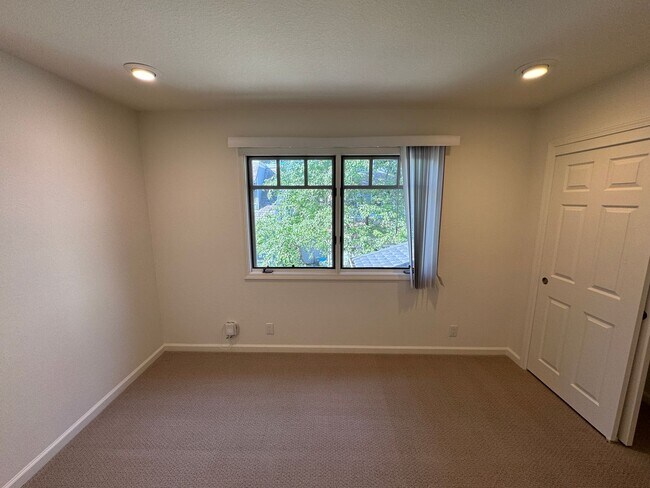 Building Photo - Beautifully Renovated 3BR/2.5BA Home in Co...