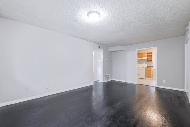 Building Photo - 1635 Line Cir