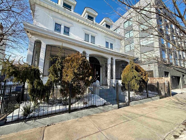 Building Photo - 61 Monitor St