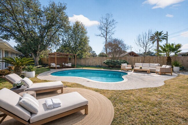 Building Photo - 15619 Winding Valley Dr