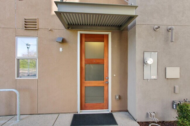 Building Photo - Gorgeous townhouse