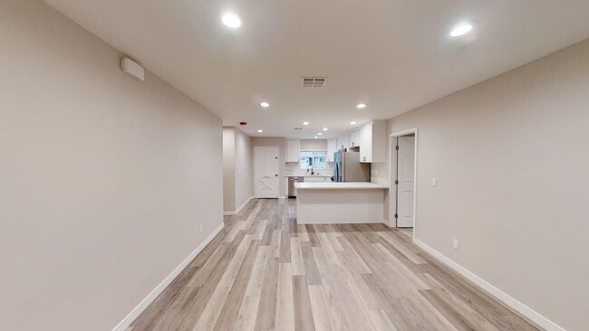 Building Photo - 6BD/2BA on Ewing!