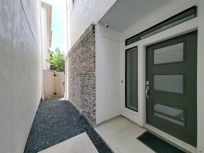 Building Photo - 5709A Larkin St