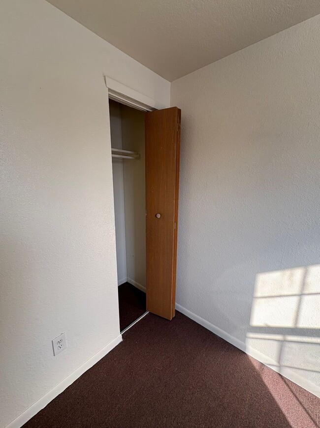 Building Photo - Charming 4 bed home located at in North Toledo