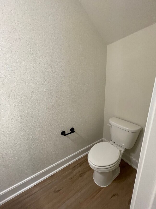 Building Photo - MOVE FAST—GATED TOWNHOME NEAR LACKLAND AFB WITH A PRIVATE YARD!