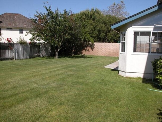 Building Photo - 485 Meadowbrook Dr