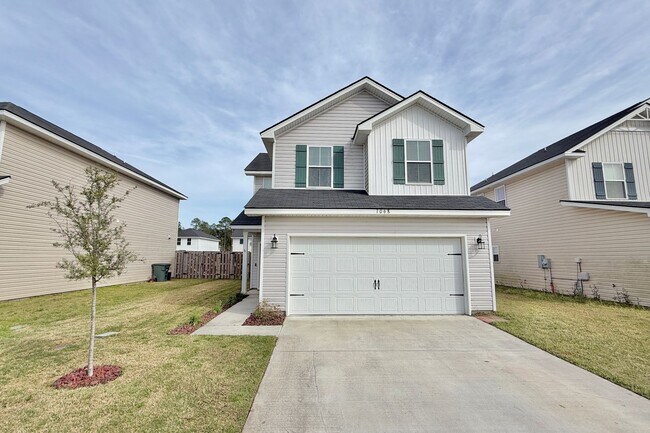 Building Photo - AVAILABLE EARLY MAY 2026! (Pet Friendly)