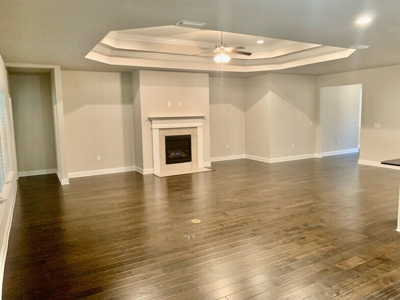 Family room - 9040 Lakeview Dr