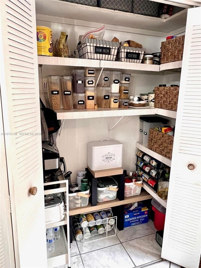 Building Photo - 2811 Somerset Dr