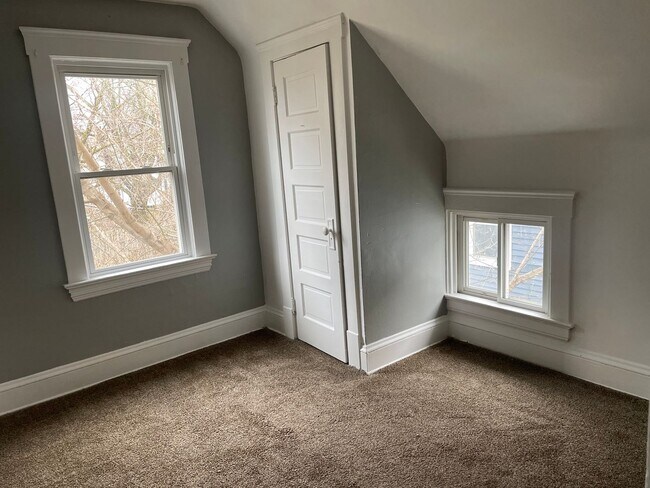 Building Photo - 4 BED 1 BATH SINGLE FAMILY HOME IN CLEVELAND!