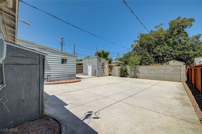 Building Photo - 1405 E Bridger Ave