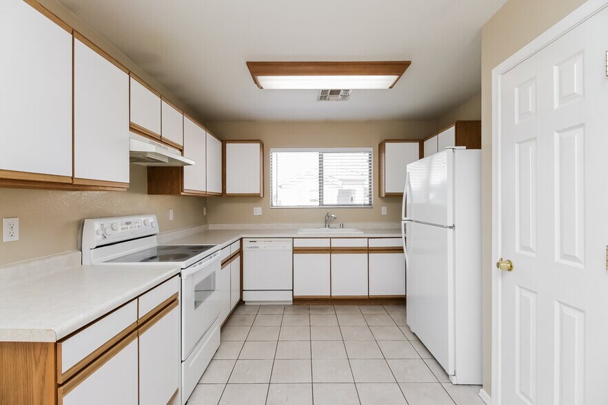 Building Photo - 2200 E Spruce Dr