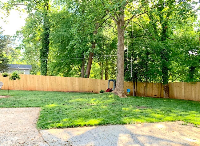 Building Photo - 316 Vinecrest Dr