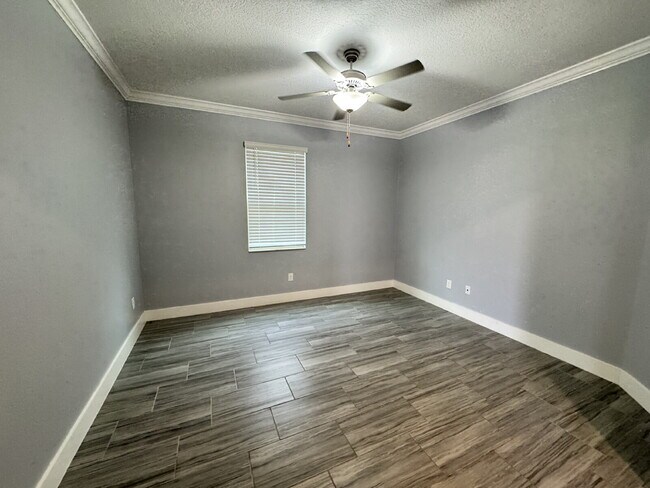 Building Photo - "Spacious 4-Bed Home with Granite Countert...