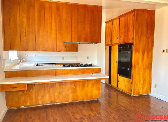 Building Photo - Charming 3 Bed /1 Bath Home in Bakersfield's 93304 Area — Solar INCLUDED in Rent, Fireplace & More!