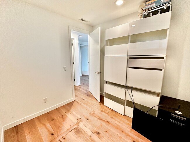 Building Photo - 6 BR / 4 BA – 4,100 SQ FT with Patio, Full Outdoor Grill, and Hot Tub