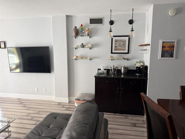 Building Photo - 1161 Hillsboro Mile