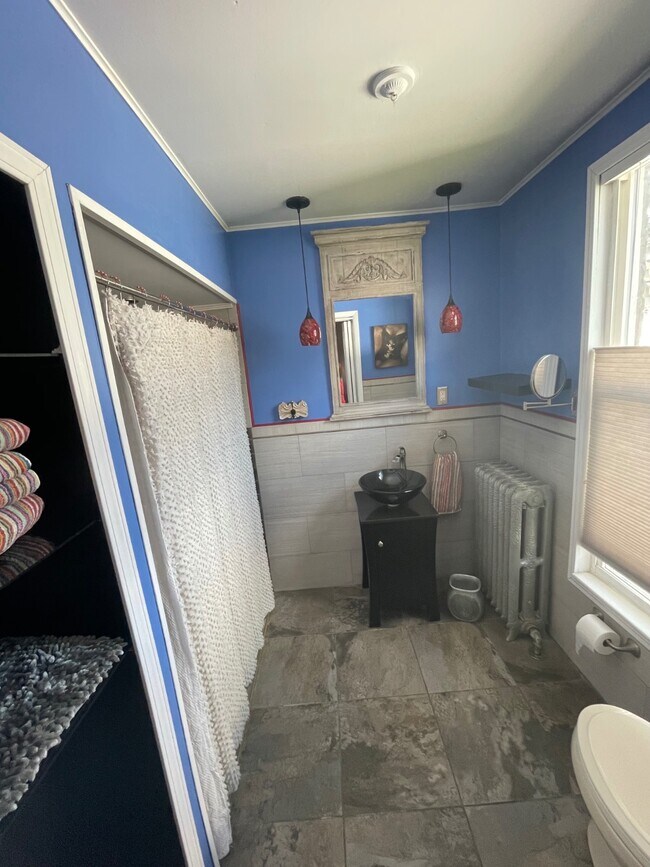 Building Photo - 562 5th Ave