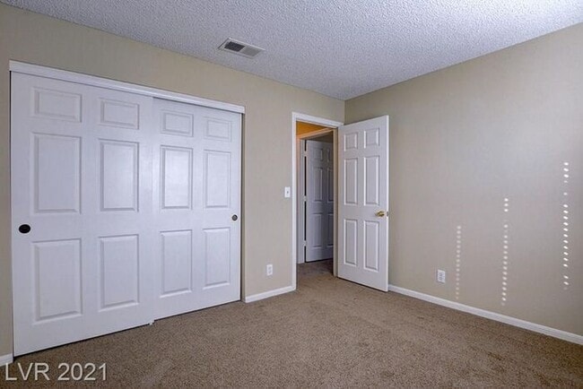 Building Photo - Ready for a BIG house - for little rent in the Heart of GREEN VALLEY.