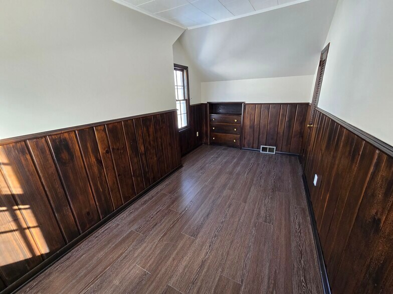 Room 3 - 1305 Collegewood St