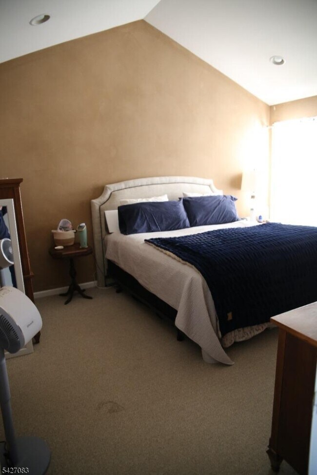 Building Photo - 18 Rosewood Ct