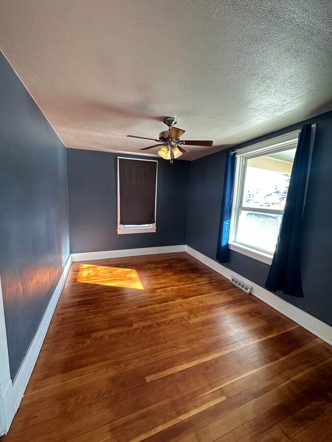 Building Photo - PET FRIENDLY 2 BEDROOM, 1 BATHROOM SINGLE FAMILY HOME CLOSE TO DOWNTOWN!