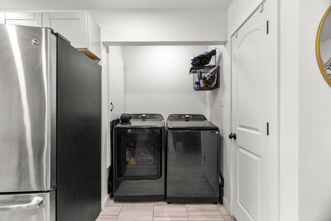 Building Photo - 4 bed 3 bath